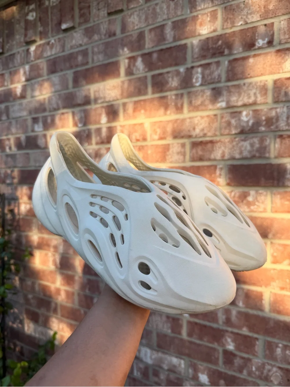 Yeezy Foam Runners in Light Cream/Off-White Size 8